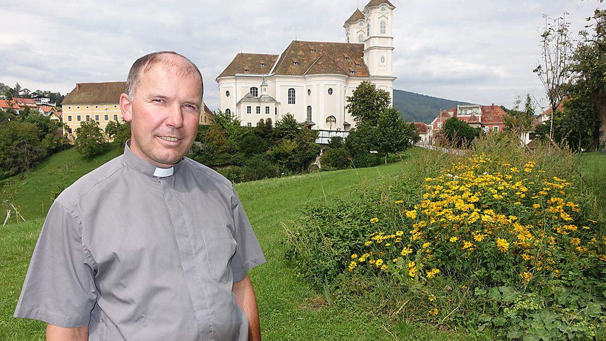 Der Weizer Pfarrer Toni Herk-Pickl vor der Basilika am Weizberg