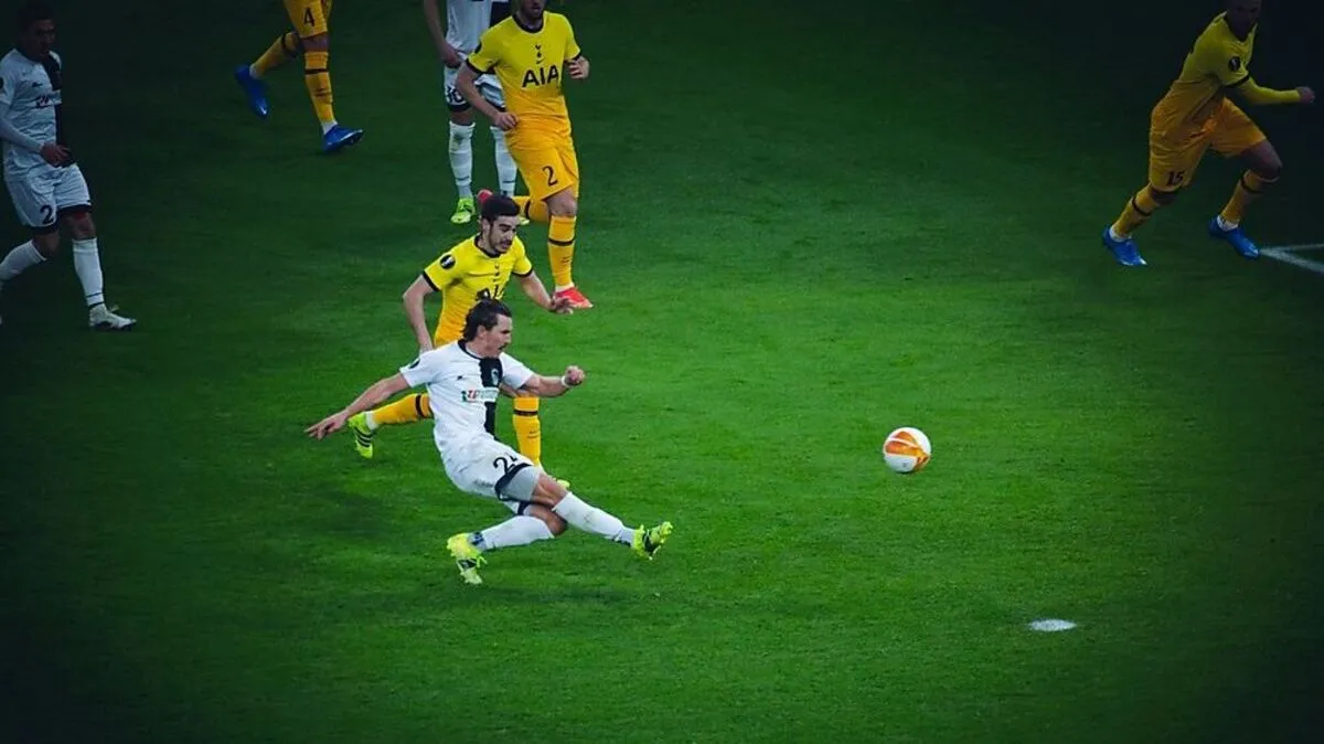 Wernitznig holte den Elfmeter heraus und hatte in dieser Situation den Anschlusstreffer um 2:3 auf dem Fuß