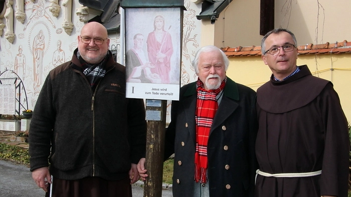 "Die Idee zu diesem Kreuzweg wurde bei einem Glas Bier mit Adi Plos an der Theke des Hubertushofs geboren", lachte Terentius Gizdon, damals Pater in Maria Lankowitz, nun Stadtpfarrer von Villach, bei der Begrüßung der Pilgerschar im Kirchhof der Wallfahrtskirche.