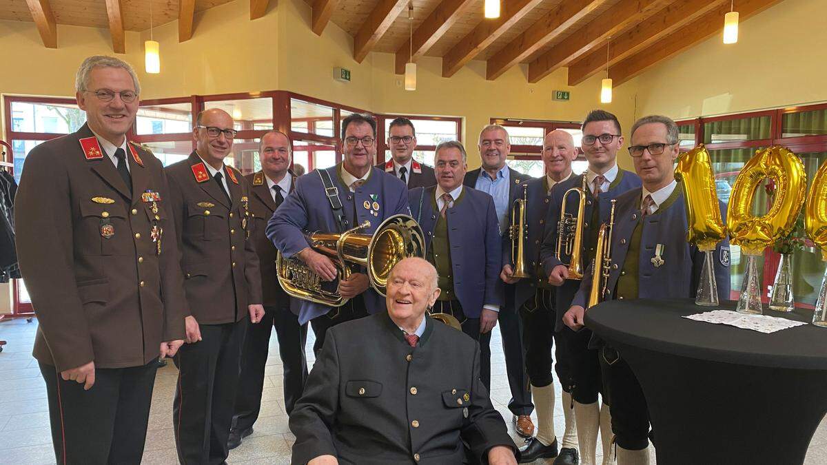 Jubilar Herbert Sinz im Kreise der Gratulantenschar aus der Partnergemeinde Ratten