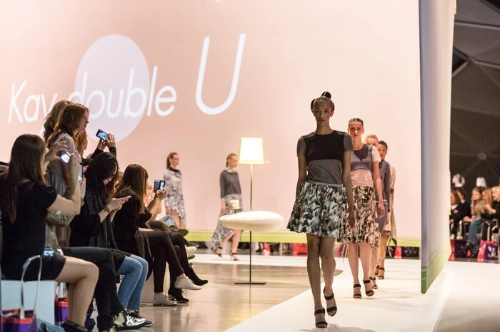 Das visionäre Ambiente des Space 01 und die aktuelle Ausstellung von Erwin Wurm boten die perfekte Kulisse für die Show.