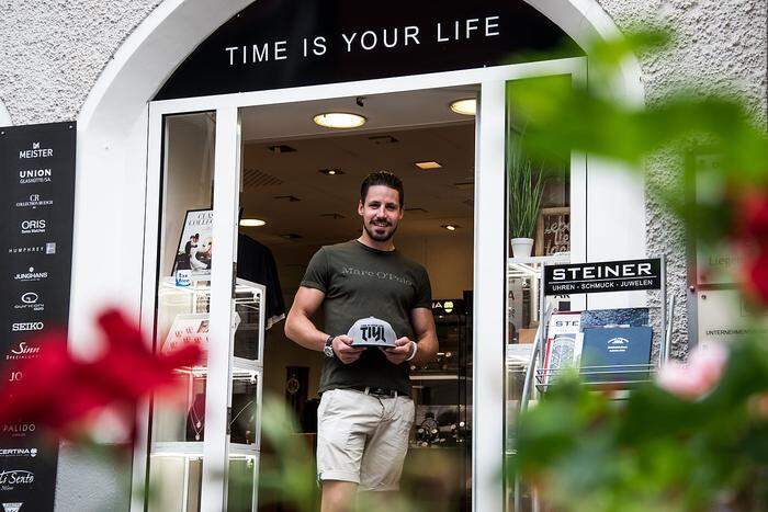 Philipp Steiner ist der Obmann des Vereins  "Time Is Your Life" (TIYL). Im Geschäft seines Vaters in der Lienzer Andrä-Kranz-Gasse sind unter anderem auch die TIYL-Produkte erhältlich