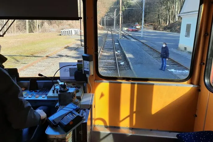 Auf der 21 km langen Strecke macht der historische Waggon an 13 Haltestellen bei Bedarf einen Stopp.