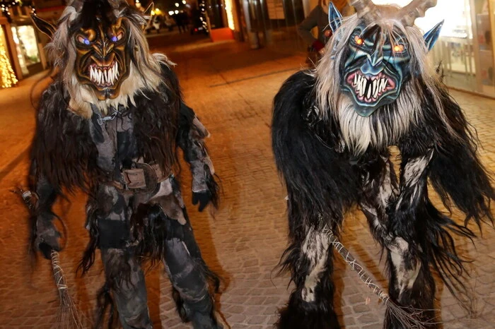 Zehn Gruppen aus der Steiermark und Kärnten marschierten anlässlich der letzten Rauhnacht am Samstagabend vom Unteren Platz Richtung Hauptplatz, ... 