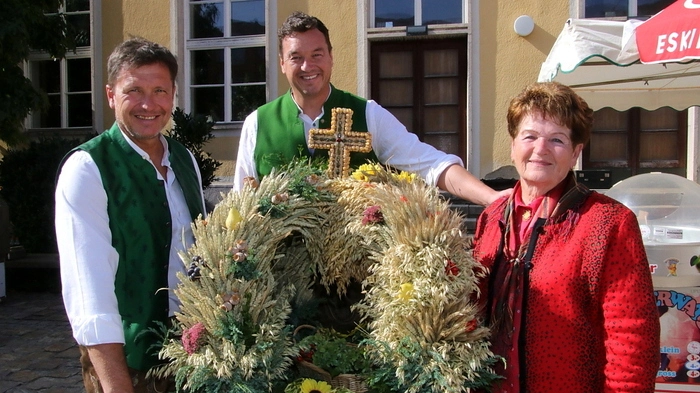 Mit der Segnung der von Sieglinde Blümel kunstvoll gebundenen Erntekrone beim Seniorenheim durch Pfarrer Winfried Lembacher und der festlichen Prozession zur Kirche nahm das traditionelle „Herbstln“ am Telepark-Platz in Bärnbach seinen Auftakt.