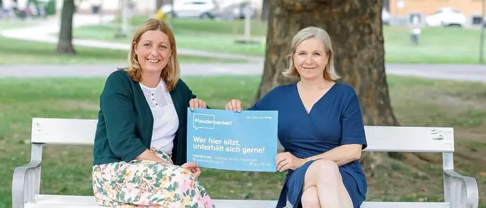 Caritasdirektorin Nora Tödtling-Musenbichler und Vizebürgermeisterin Judith Schwentner plauderten schon testweise im Grazer Augarten