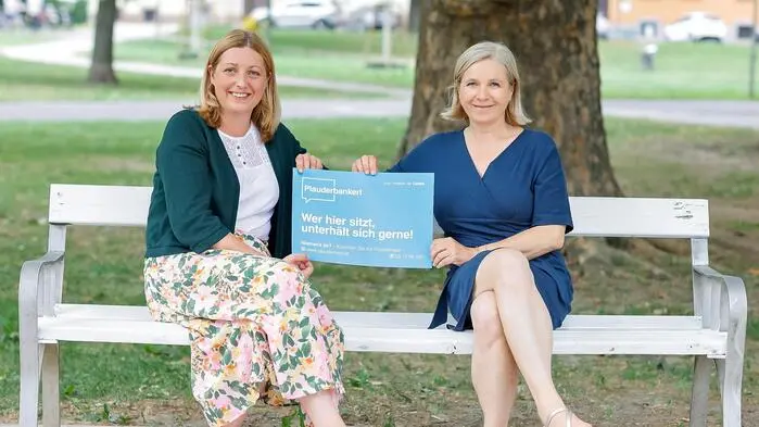 Caritasdirektorin Nora Tödtling-Musenbichler und Vizebürgermeisterin Judith Schwentner plauderten schon testweise im Grazer Augarten