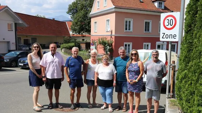 Die Gemeinderätinnen Amra Haller und Natascha Meltzer mit einigen Anrainern am Brückenweg