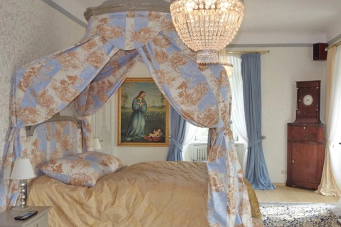 Eines der acht Schlafzimmer. Spezialität: Baldachin