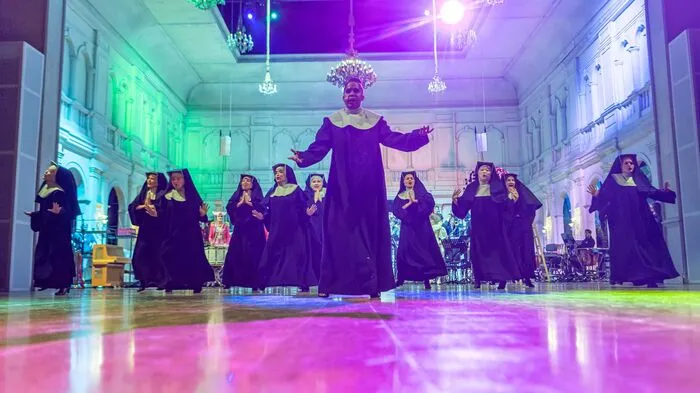 Glücklich, wer mindestens bis Mitternacht durchhielt und einen Platz mit Blick auf die Mitternachtsshow (Leitung: Marlene Hahn) ergatterte: Einige Damen aus dem Opernchor (Leitung: Bernhard Schneider) hatte nämlich der „göttliche“ Ruf ereilt – sie fegten als „Sister Act“-Nonnen übers Parkett, ...