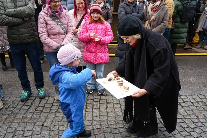 Mit einem Lächeln und reichlich Lebzelt bewaffnet verteilte Blanik die Happen anschließend an die vielen Besucher