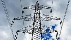 ABD0106_20250929 - BRUCK A.D. LEITHA - ÖSTERREICH: ++ THEMENBILD ++ Illustration zum Thema "Energie / Strom / Strommast / Stromleitung / Strompreis": Im Bild ein Strommast im Raum Bruck an der Leitha, aufgenommen am Montag, 29. September 2025. - FOTO: APA/HANS KLAUS TECHT