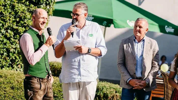 Antenne Steiermark-Muntermacher Thomas Axmann (Mitte) eröffnete mit Landeshauptmann Mario Kunasek (rechts) und Landesrat Willibald Ehrenhöfer die „Grüne Nacht“.