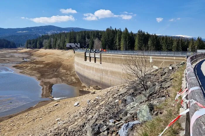 Klicken Sie sich durch die Fotos vom nahezu komplett trocken gelegten Packer Stausee.