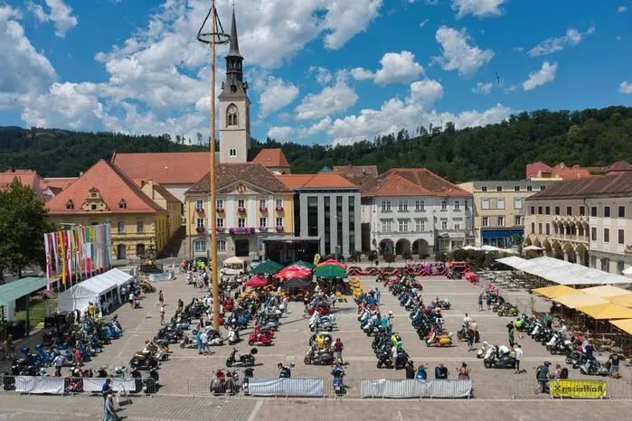 Das 9. Brucker Vespatreffen verwandelte den Hauptplatz von Bruck an der Mur in ein buntes Meer aus rund 500 Kult-Rollern. 