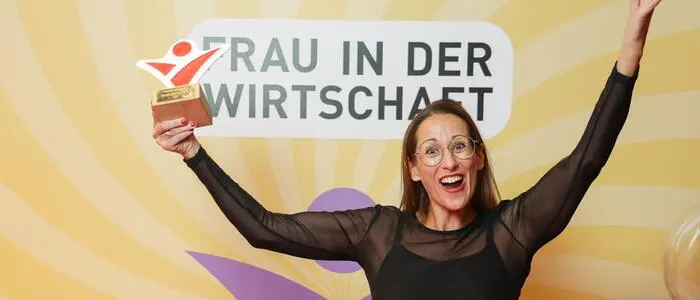 Verena Ulrich-Hollerer absolvierte die Meisterschule für Tischlerei und Raumgestaltung und arbeitete einige Zeit in London