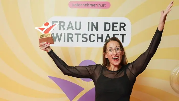 Verena Ulrich-Hollerer absolvierte die Meisterschule für Tischlerei und Raumgestaltung und arbeitete einige Zeit in London