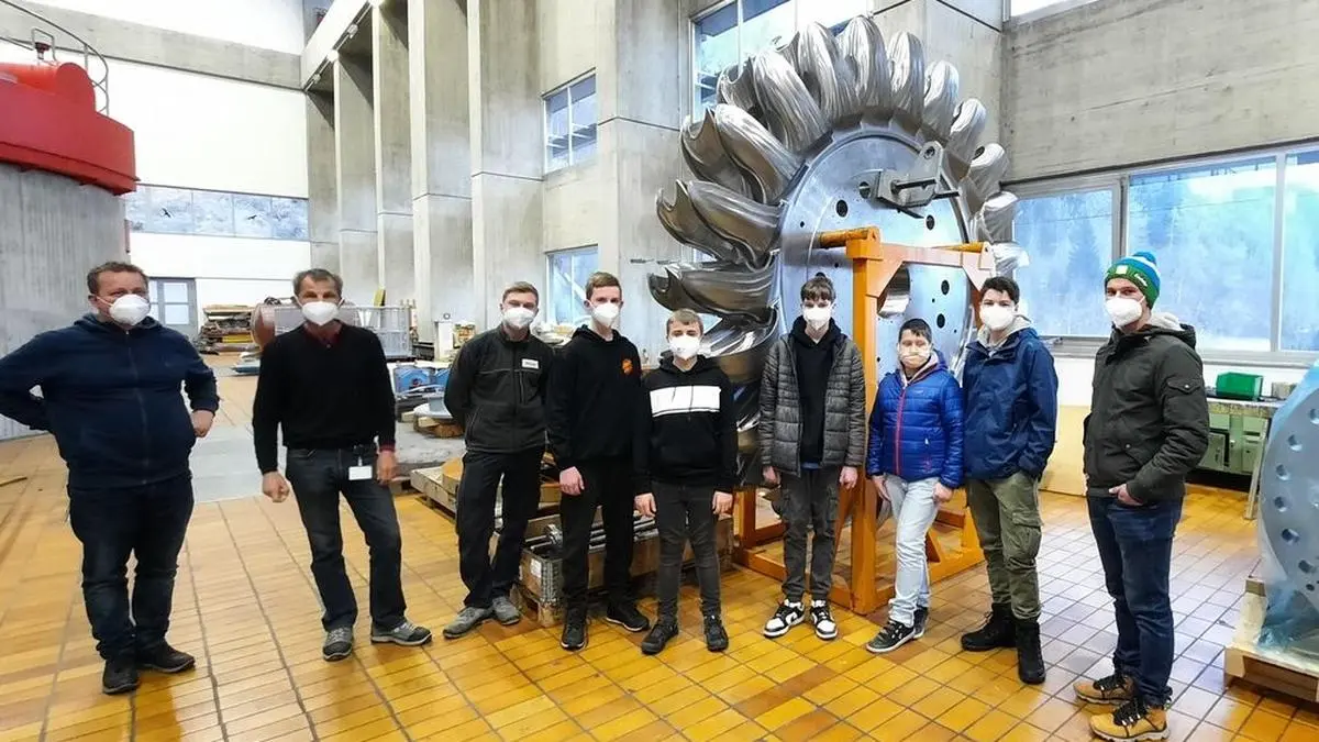 In Kolbnitz boten Walter Staudacher, Verbund-Lehrlingsbeauftragter, mit Lehrling Fabian (2. und 3. von links) spannende Einblicke