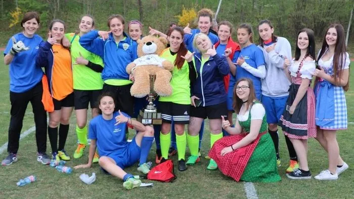  Schülerinnen aus Italien mit ihrem Maskottchen. Sie sind eines der Teams aus sieben Ländern 