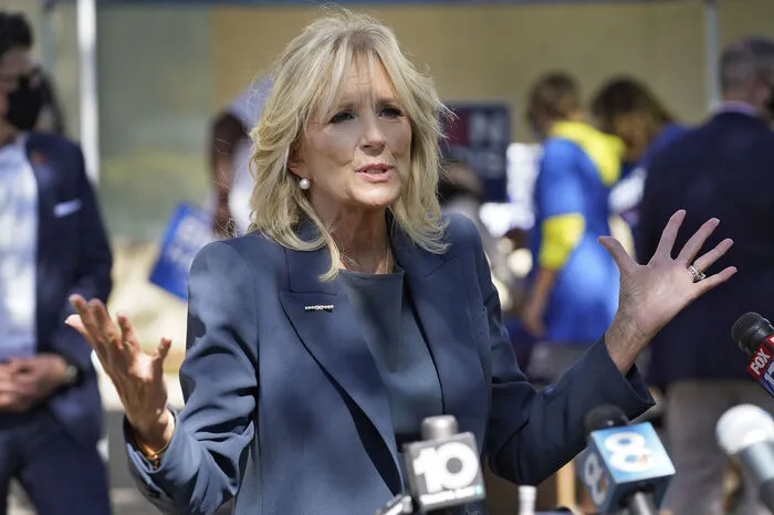 Joe Bidens Ehefrau Jill hat sich für ihr Aufgabe als künftige First Lady einiges vorgenommen. So will die promovierte Lehrerin sich für eine kostenlose College-Ausbildung einsetzen, für Krebsforschung engagieren und ihre Hilfe für Militärfamilien fortsetzen