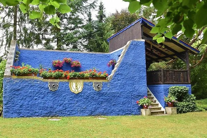 Das Blau von Frida Kahlo diente als Inspiration für die Gestaltung des Gartenhauses