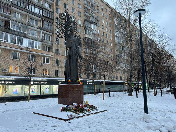 Die Bronzestatue zu Ehren der ukrainischen Dichterin Lesja Ukrajinka ist zur spontanen Gedenkstätte geworden