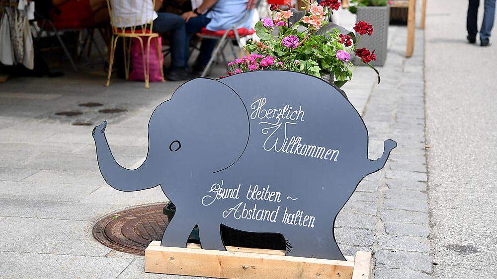 Der Babyelefant ist überall mit dabei - hier auf einem Schild in der Fußgängerzone St. Wolfgang