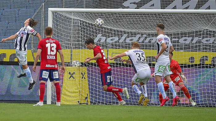 Stefan Hierländer trifft mit dem Hinterkopf