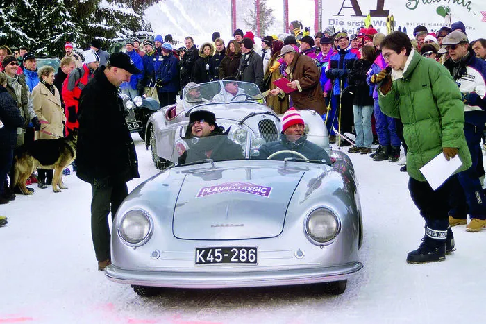 Redakteur Didi Hubmann im 001 bei der Planai-Classic  In den darauffolgenden Jahrzehnten erlebte der Roadster einige Unfälle, stürzte von einem Gabelstapler und ­musste ­mehrere Restaurationen über sich ­ergehen lassen. Zusätzlich baute Porsche ein nicht fahrfähiges Showcar, das exakt so aussieht wie das Original aus dem Jahr 1948, auf. Sogar den Farbton, ein schlichtes Blaugrau, haben die Techniker rekonstruiert.