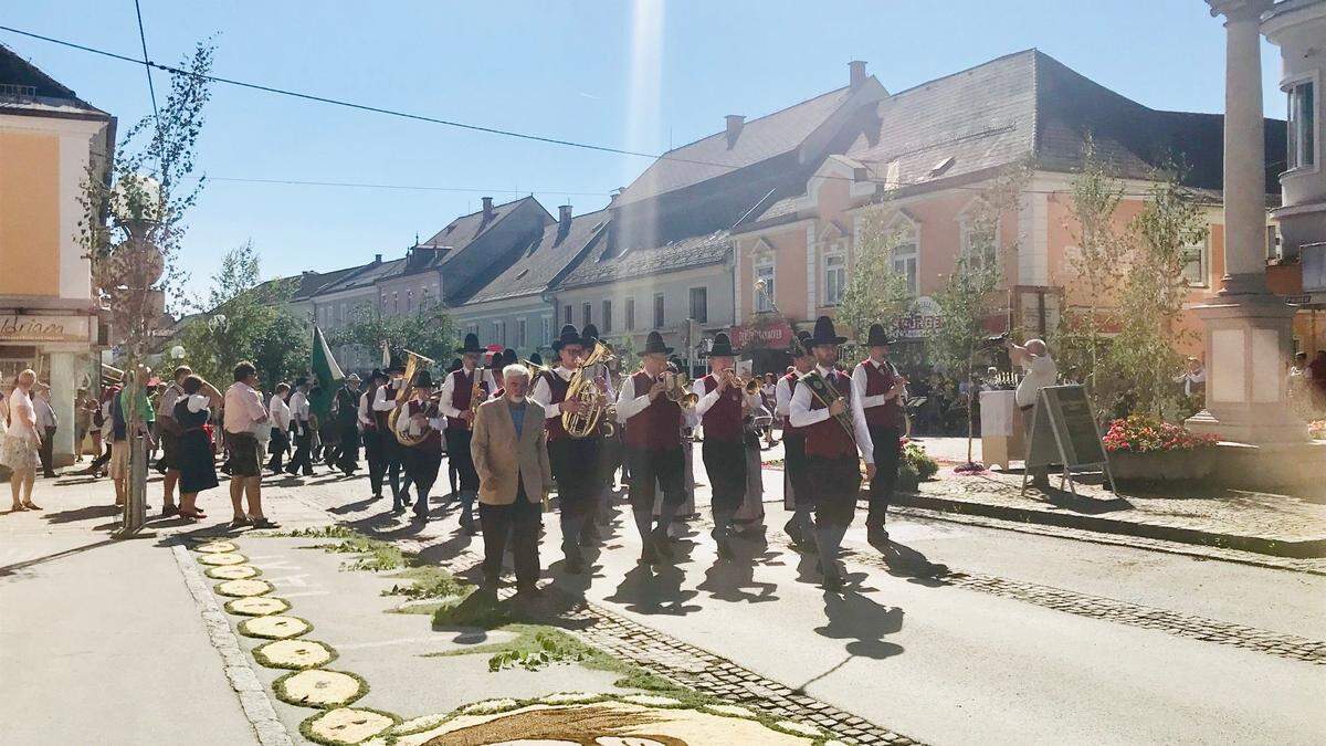 In Deutschlandsberg säumen zu Fronleichnam Dutzende Blumenteppiche den Prozessionsweg