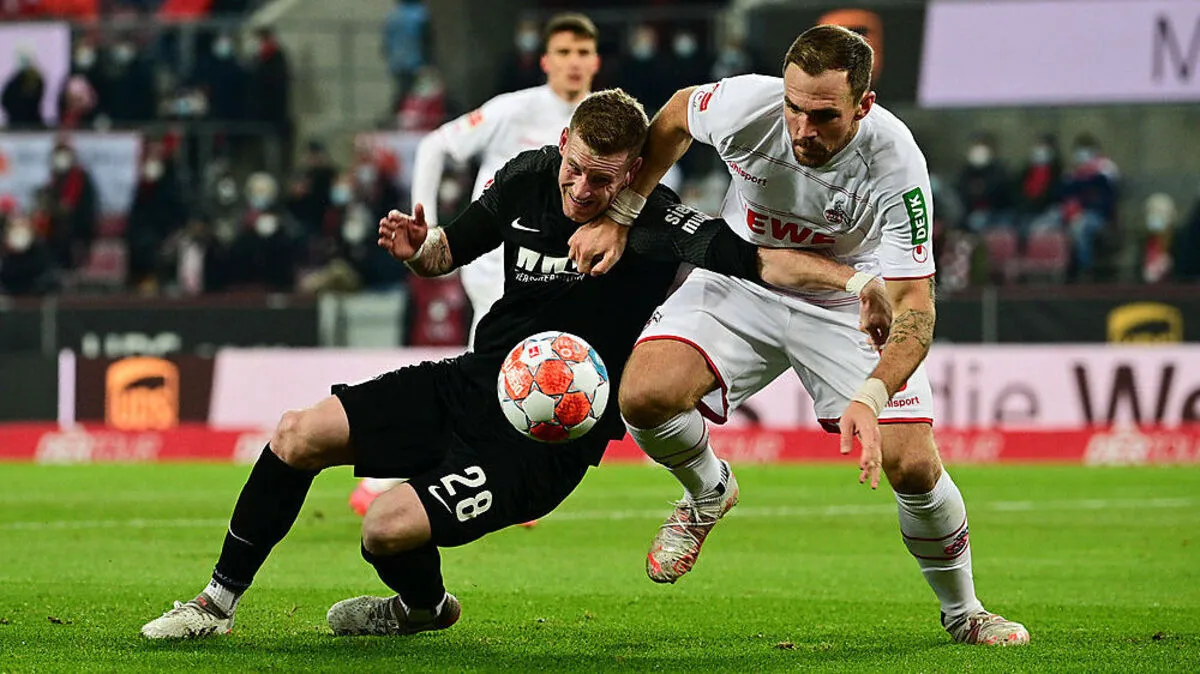 , 1. FC Koeln vs. FC Augsburg, 1. Bundesliga, 15. Spieltag, 10.12.2021 Andre Hahn 28 (FC Augsburg), links - Rafael Czic