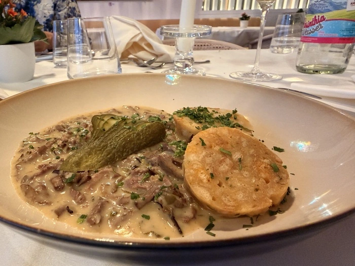 Kalbsbeuscherl mit Serviettenknödel.