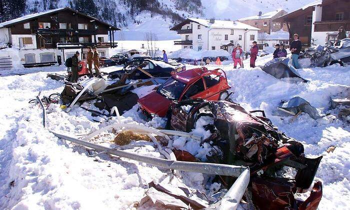 Mehr als hundert Autos werden in den Schneemassen zerdrückt