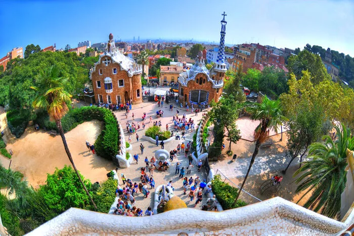 Auch Barcelona steht ganz oben auf der Liste Reiselustiger. Für die Bewohner Barcelonas ist der Spaß aber längst zu vorbei. Vor allem die Anrainer in jenen Stadtteilen in denen Attraktionen wie die Sagrada Familia oder der Park Güell liegen, haben die Nase voll. Es sei einfach nicht mehr genügend Platz, um die Touristenmassen durchzuschleusen. Dazu kommt, dass Anbieter wie Airbnb die Mietkosten in die Höhe treiben. 