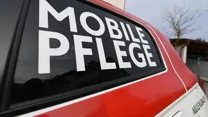 Besonders Pflegekräfte der mobilen Pflege sind betroffen (Sujetbild)