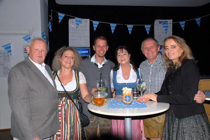 Der Bockbieranstich wurde mit einer Mitternachtseinlage durch den Auftritt der „Margarethner Schuhplatter“ abgerundet. 