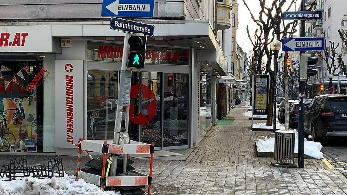 Gegen diese Ampel wurde der Pkw geschleudert.