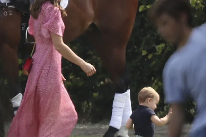 Und selbstverständlich schaut auch Louis zu, schließlich ist auch sein Vater William auf dem Feld mit dabei. Der einjährige Louis ist selbst schon ein flotter Sportler.