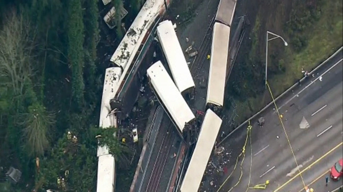 Im US-Staat Washington entgleiste südlich der Stadt Seattle ein mit 77 Passagieren und sieben Besatzungsmitgliedern besetzter Zug und stürzte auf eine vielbefahrene Autobahn.