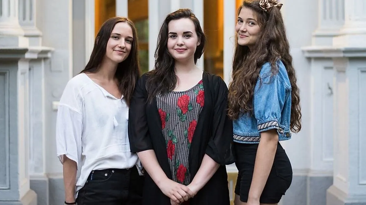 Johanna Kohlenberger, Clarissa Kober imd Diana Ranegger (von links) vertreiben ausgesuchte, alte Mode