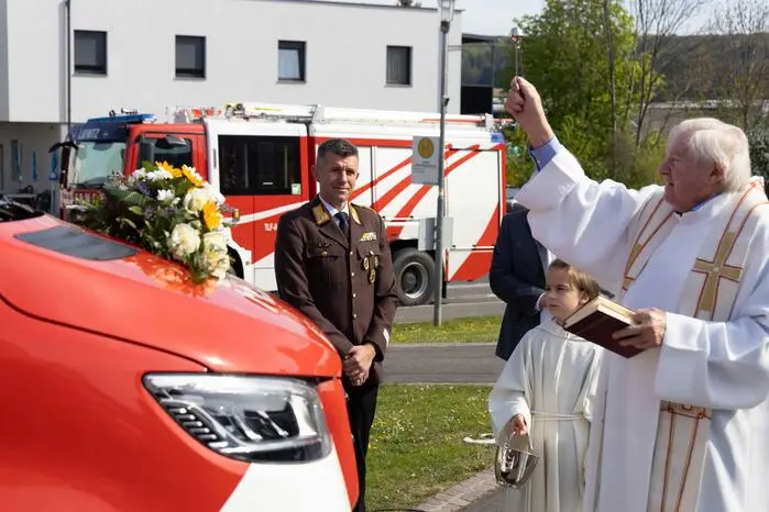 Im Anschluss lud die Feuerwehr zum gut besuchten Frühschoppen im Gemeindezentrum, bei dem das traditionelle Florianimenü serviert wurde. Für Unterhaltung sorgte ein Schätzspiel mit attraktiven Warenpreisen sowie eine Weinkost vom Weingut Knöbl. Auch für Kinder wurde mit Hüpfburg und Fahrten mit dem Feuerwehrauto ein abwechslungsreiches Programm geboten. 