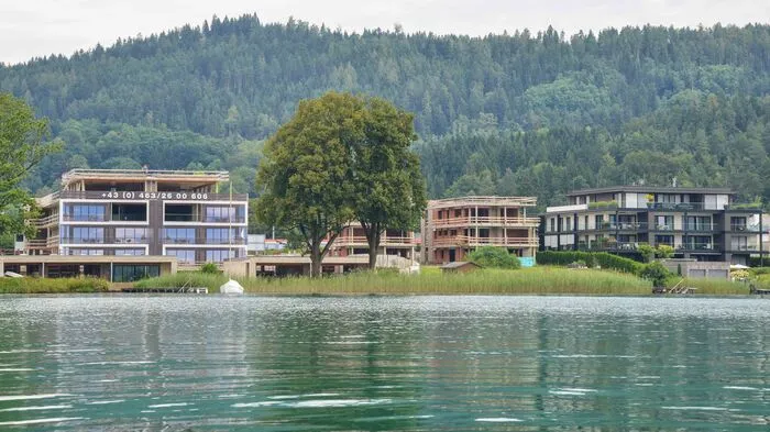 Hier entsteht das „Laisseefaire“-Projekt in Pörtschach - die 25 Wohneinheiten haben Quadratmeterpreise bis zu 17.000 Euro. Zu den 25 Wohneinheiten gehören auch fünf Atriumhäuser. Geplante Fertigstellung: Juni 2017.