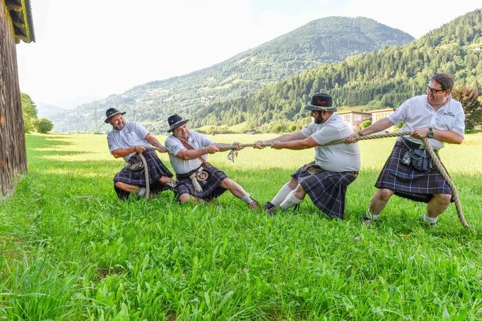 Paradedisziplin bei allen Highland Games: das Seilziehen, bei dem Männer, zum Teil aber auch Frauen, ihre Kräfte messen.