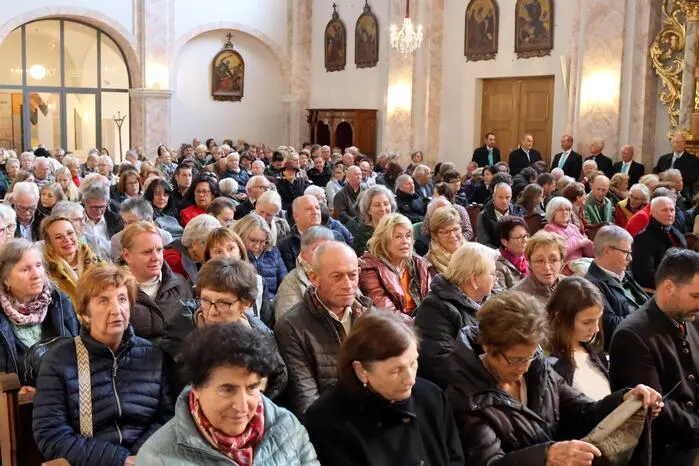 Nicht mit Applaus sparten nach rund zwei Stunden unter anderem Siegfried Ehrlich, Bezirksobmann des Sängergaues St. Veit/Feldkirchen sowie Sänger-Urgestein Engelbert Gruber. Übrigens: Ein Video gibt es auf Facebook Kleine Zeitung St. Veit/Feldkirchen zu sehen! Klicken Sie sich durch die Fotogalerie!