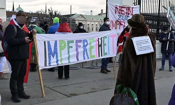 In Wien haben sich - wie angekündigt - auch Impfgegner versammelt, um gegen den heutigen Beschluss der Corona-Impfpflicht im Nationalrat zu demonstrieren