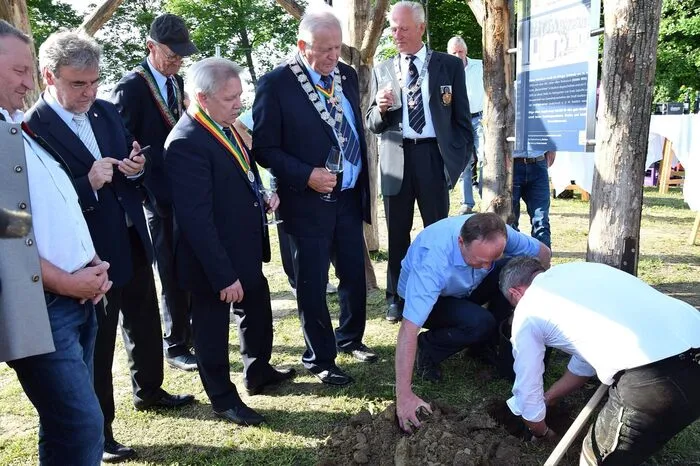 Zur festlichen Anpflanzung kamen eine Delegation rund um Maribors Vizebürgermeister Zdravko Luketic und Mitglieder der „Europäischen Weinritterschaft“ in die Südsteiermark.  