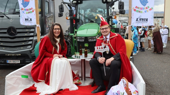 Das St. Andräer Faschingsprinzenpaar Prinzessin Sarah und Prinz Michael bekamen einen besonderen Platz für den Faschingsumzug.
