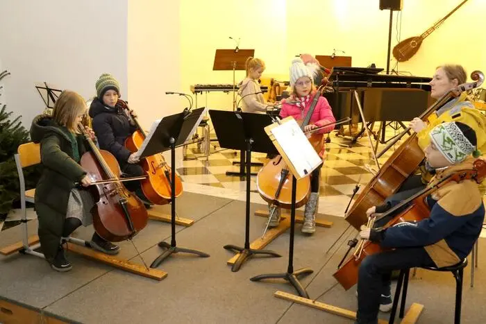Über 60 Künstler gaben mit 30 Lehrern über zwei Stunden lang Proben ihres musikalischen Könnens. Wochenlang wurde dafür eifrig geprobt und nach dem Applaus zu schließen hat es sich auch bezahlt gemacht.