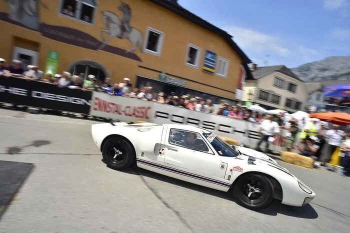 Ein Ford GT 40 beim Porsche-Design-Grand-Prix