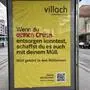 Ein Plakat am Bahnhof auf dem steht: „Wenn du deinen Crush entsorgen konntest, schaffst du es auch mit deinem Müll“ | Dieses Plakat hängt aktuell an einer Bushaltestelle am Villacher Hauptbahnhof
